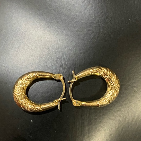 18K Gold Earrings. - Picture 6 of 7